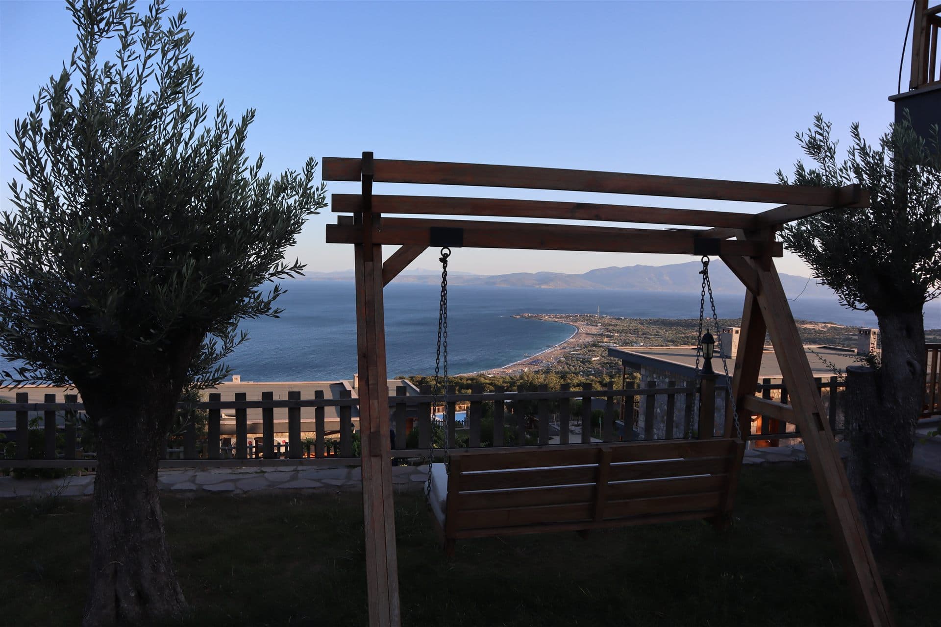 Assos Karadut Taş Otel — taş mimari ve Ege manzarası